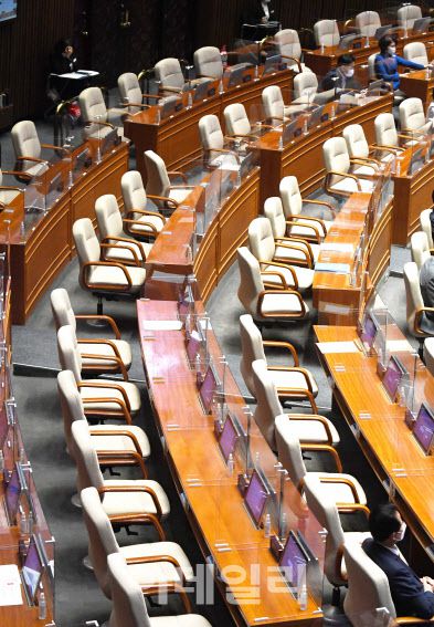 검찰이 현역 국회의원 23명을 무더기 기소하면서 의원들의 의정활동이 위축될 수 있다는 우려가 나온다.(사진=이데일리DB)