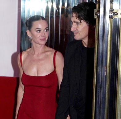 케이티 페리와 쥐스탱 트뤼도 전 총리가 25일(현지시간) 프랑스 파리의 카바레 클럽 '크레이지 호스(Crazy Horse)'에서 함께 나오고 있다. TMZ