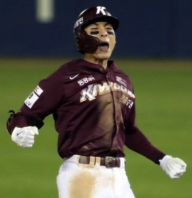 2021년 11월 서울 송파구 잠실야구장에서 열린 프로야구 2021 신한은행 쏠(SOL) KBO 포스트시즌 와일드카드 결정전 키움 히어로즈와 두산 베어스의 경기. 키움 이정후가 9회초 2사 1,2루에서 2타점 적시타를 때린 뒤 환호하고 있다. 연합뉴스