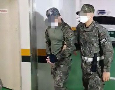 성추행 피해 공군 고(故) 이 중사 사망사건의 성추행 가해자인 장모 중사(왼쪽)가 지난 10월8일 오전 서울 용산구 국방부 보통군사법원에서 열린 결심 공판에 출석하고 있는 모습(사진=뉴스1)