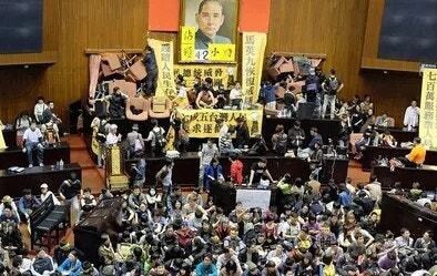 2014년 3월18일 대만 대학생들과 시민운동가들이 중국과의 서비스무역협정 비준에 반대하며 입법원을 점거하면서 해바라기운동이 시작됐다. 오드리 탕은 입법원 점거 상황, 학생들의 토론, 대만 정부의 대응을 인터넷으로 실시간 중계해서 해바라기운동이 성공하는 데 크게 기여했다는 평가를 받는다. 타이베이/AP 뉴시스