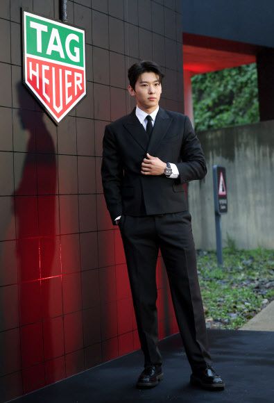 방송인 덱스가 지난 25일 서울 마포구 문화비축기지에서 열린 '태그호이어 갈라 디너 이벤트'에 참석해 포즈를 취하고 있다. 뉴스1