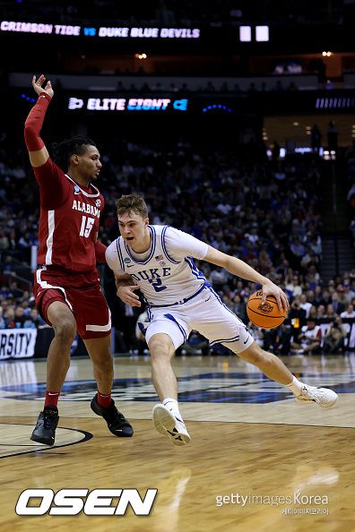 [사진] NBA 1순위 쿠퍼 플래그와 대결하는 재린 / ⓒGettyimages(무단전재 및 재배포 금지)