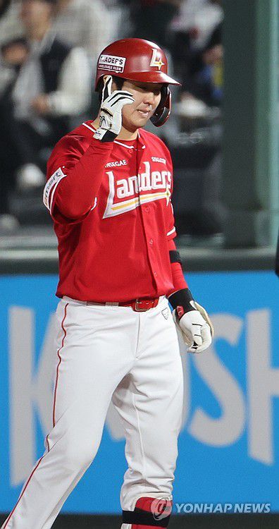 최정 두 번째 타석, 내야안타(부산=연합뉴스) 강선배 기자 = 7일 부산 사직야구장에서 열린 프로야구 2025 신한 SOL 뱅크 KBO리그 SSG 샌더스와 롯데 자이언츠의 경기. 4회 초 2사 후 SSG 최정이 두 번째 타석에서 내야안타를 치고 세리머니 하고 있다. 2025.5.7 sbkang@yna.co.kr