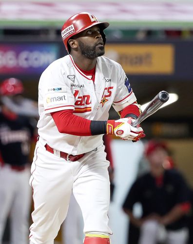 타구 바라보는 에레디아(서울=연합뉴스) 23일 인천 SSG랜더스필드에서 열린 프로야구 KIA 타이거즈와 SSG 랜더스의 경기.     5회말 2사 1루 SSG 에레디아가 2점 홈럼을 치고 있다. 2025.9.23 [SSG 랜더스 제공. 재판매 및 DB금지] photo@yna.co.kr