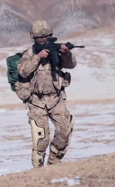 한 중국 군인이 하반신에 외골격 장비를 장착한 채 총을 겨누고 있다. 엑스(X) 캡처