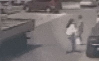 두 사람이 부딪히면서 류 씨가 넘어지는 모습. /qq닷컴