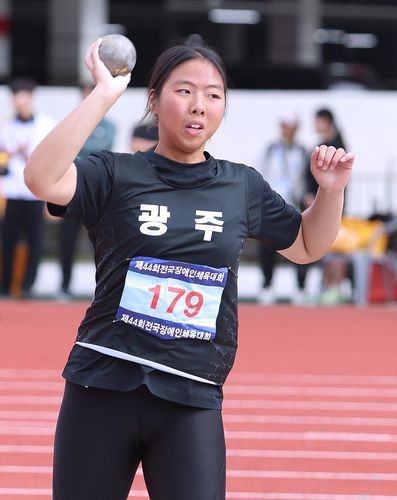 김지혜김지혜가 29일 김해종합운동장에서 열린 제44회 전국장애인체육대회 여자 포환던지기 F13 경기를 치르고 있다.  [대한장애인체육회 제공. 재배포 및 DB금지]