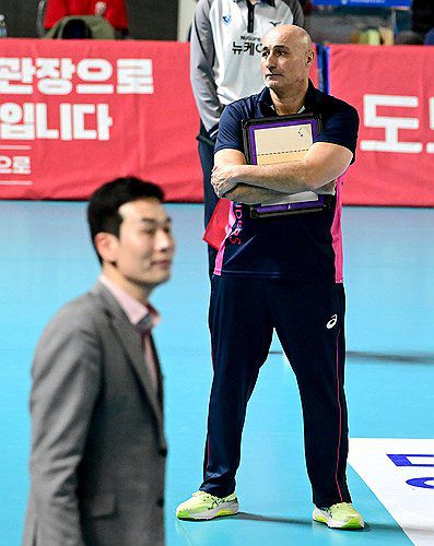 아본단자 감독과 고희진 감독(서울=연합뉴스) 30일 대전 충무체육관에서 열린 도드람 2024-2025 V리그 정관장과 흥국생명의 경기에서 아본단자 흥국생명 감독(오른쪽)과 고희진 정관장 감독이 경기를 지켜보고 있다. 2025.1.30 [한국배구연맹 제공. 재판매 및 DB 금지] photo@yna.co.kr