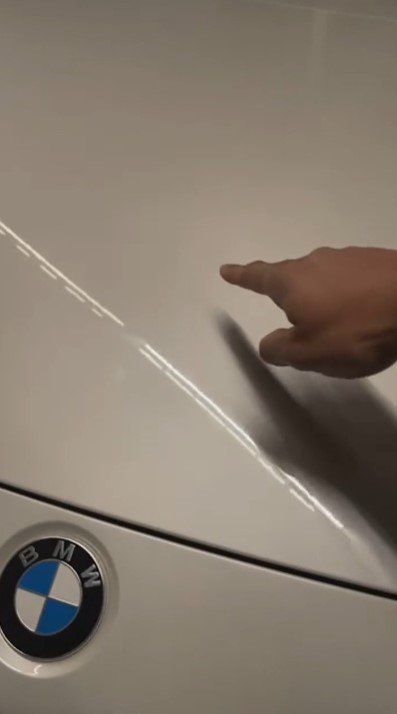 캘빈은 뷔 지문이 묻은 차 보닛을 공개하며 환호했다. 인스타그램 캡처