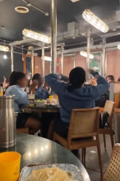 그룹 방탄소년단(BTS)이 추천한 곱창집에서 손님들이 BTS의 ‘버터’를 부르며 즐거워하고 있다. 사진=트위터 캡처