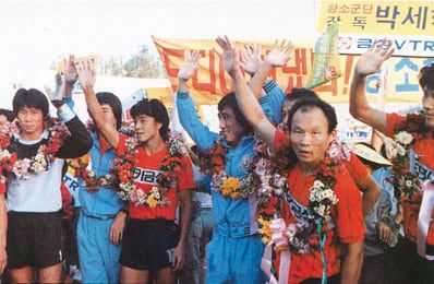 1985년 수퍼리그(현 정규리그)에서 우승한 럭키금성 소속의 피아퐁(왼쪽에서 세 번째), 박항서(맨 오른쪽) 등이 손을 들어 팬들의 환호에 답하고 있다. /한국프로축구연맹