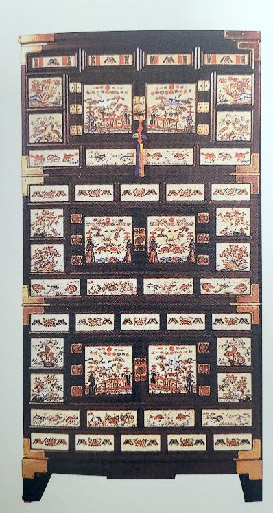 자수 삼층장(십장생과 만물)[김나미 명장 제공]