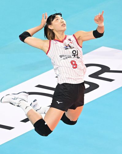 스파이크하는 정윤주[한국배구연맹 제공. 재판매 및 DB 금지]