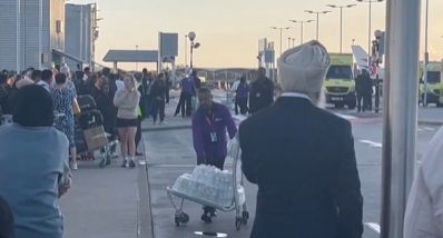 공항 직원이 대피한 승객에게 물을 나눠주고 있다. <소셜미디어 엑스 사용자 @HarrySmithDev>