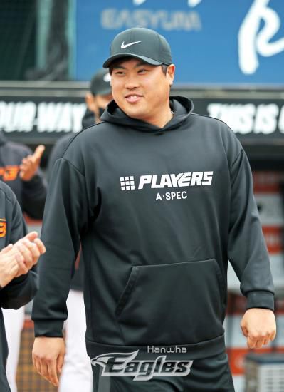 작별인사하는 류현진류현진이 11일 대전한화생명이글스파크에서 친정팀 한화 이글스 선수들과 작별인사를 하고 있다. 류현진은 이날 미국프로야구 메이저리그(MLB) 구단-선수노조가 새 단체협약(CBA)에 잠정 합의함에 따라 국내 훈련을 마무리하고 결전지 미국으로 향하게 됐다. 2022. 3.11. [한화 이글스 제공. 재배포 및 DB금지]