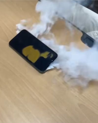 아이폰 배터리에서 발생한 연기[독자 제공. 재판매 및 DB 금지]