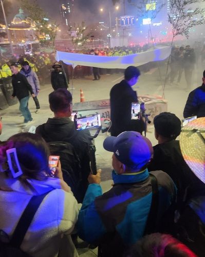 상여 모형에 불붙이려 해 소화기로 진압한 모습[독자 제공. 재판매 및 DB 금지]