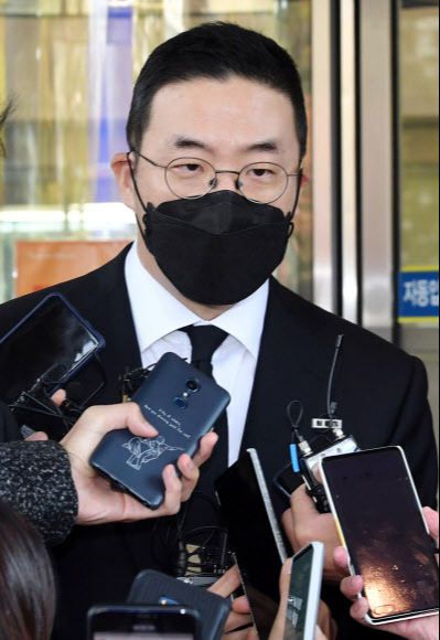 구광모 LG그룹 회장이 27일 오전 고 이건희 삼성그룹 회장의 빈소가 마련된 서울 강남구 삼성서울병 원 장례식장에서 조문을 마친 뒤 취재진의 질문에 답하고 있다. 연합뉴스