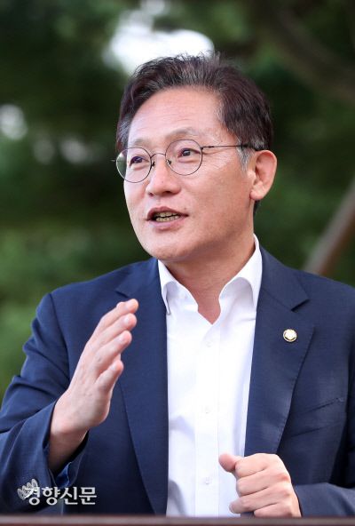 배진교 정의당 당대표 후보가 7일 국회에서 경향신문과 인터뷰하고 있다. 김창길 기자