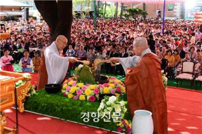 연등회의 관불의식. 연등회는 석가탄신일을 기념하기 위한 종교 행사로 시작되었으나 누구나 참여할 수 있는 대표적인 봄철 축제로 거듭났다.|문화재청 제공