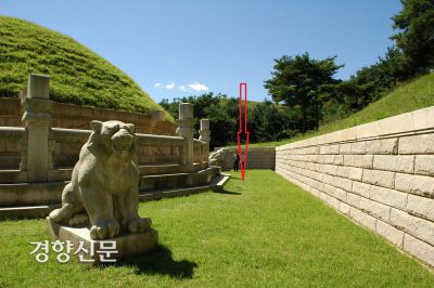 태조 왕건 동상이 출토된 지점. 왕건릉 북쪽 5m 떨어진 곳에서 나왔다. 조선조 세종은 1428년(세종 10년) 충청도 천안과 청원, 전라도 광주에 있던 태조 왕건의 초상화와 동상을 개성의 왕건릉 과 능 옆에 묻으라고 지시한 바 있다.|노명호 교수의 <고려 태조 왕건의 동상>, 지식산업사, 2012에서