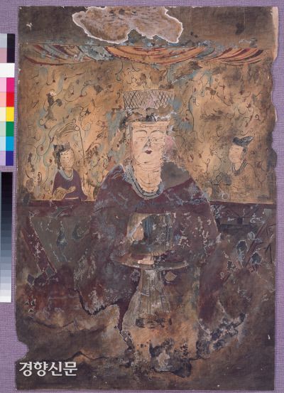 고구려 감신총 벽화에 그려진 인물상. 흑립라관에 홍포를 쓰고 있어서 혹시 왕의 초상화일 가능성이 제기된다.|국립중앙박물관 소장