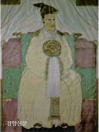 경기 연천군 숭의전에 모셔져있던 고려 태조의 어진. 복식도 사실적 고증이 결여되어있고 작품수준도 낮은 소략본이다. |국립중앙박물관 소장