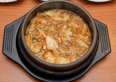 물 좋은 곳 ‘다슬기’ 맛 알지만  이번엔 구수·달큰 ‘참게수제비’ 국물까지 한술에 먹어야 제맛 먹기 한 시간 전 예약은 필수