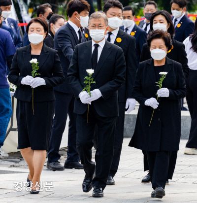 헌화하는 권양숙 여사·문 전 대통령 부부 문재인 전 대통령(가운데) 부부와 권양숙 여사(오른쪽)가 23일 경남 김해 봉하마을에서 열린 노무현 전 대통령 추도식을 마친 후 헌화하려고 묘역으로 걸어가고 있다. 김해 | 한수빈 기자