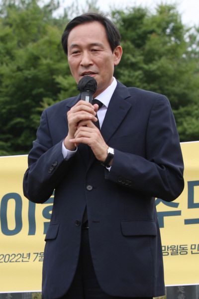 광주 간 우상호 우상호 더불어민주당 비상대책위원장이 5일 광주 북구 민족민주열사묘역에서 열린 이한열 열사 추모제에서 인사말을 하고 있다.  연합뉴스