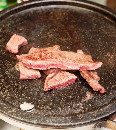 곱돌에 구운 ‘습식 숙성 한우’