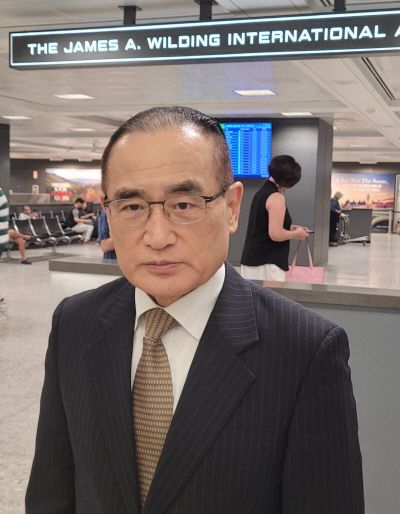 위성락 대통령실 국가안보실장이 6일(현지시간) 미국 워싱턴 인근 덜레스국제공항에 도착해 기자들의 질문에 답하고 있다.    연합뉴스