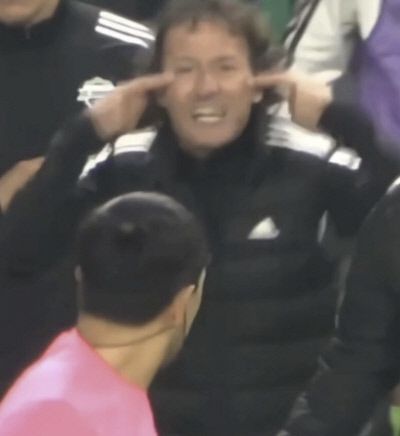 전북 타노스 코치가 심판을 향해 논란이 된 제스처를 하고 있다. 중계방송 방송화면 캡처