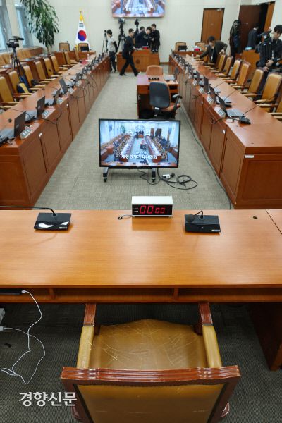 장관 후보자 자리도, 의원석도 ‘텅텅’ 19일 국회에서 열린 재정경제기획위원회 전체회의 정회 후 인사청문 대상자인 이혜훈 기획예산처 장관 후보자의 자리와 여야 의원석이 텅 비어 있다. 권도현 기자