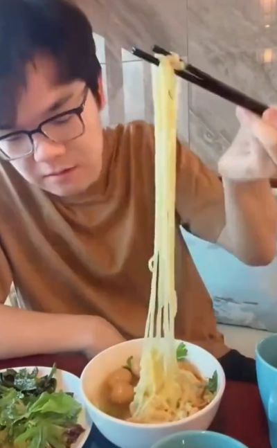 불만을 토로하는 영상이 삭제된 뒤 커제가 소셜미디어에 새로 올린 아시안게임 선수촌 식당 영상.