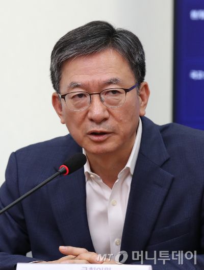 [서울=뉴시스] 고범준 기자 = 정성호 더불어민주당 의원이 3일 오후 서울 여의도 국회에서 열린 초당적정치개혁 의원모임 간담회에서 발언하고 있다. 2023.07.03. bjko@newsis.com