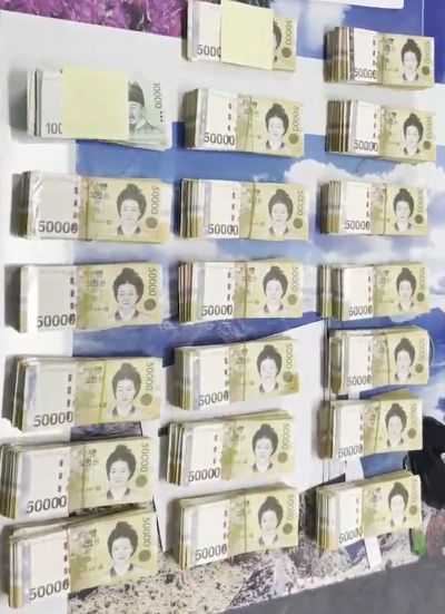 김치통에서 나온 체납자의 은닉 재산./사진=국세청 제공