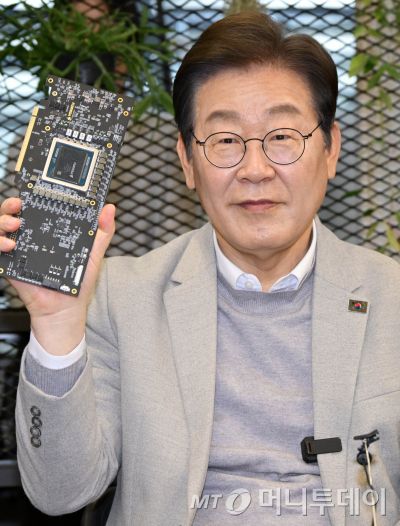 (서울=뉴스1) 국회사진취재단 = 이재명 더불어민주당 대선 예비후보가 14일 서울 강남구 퓨리오사AI에서 퓨리오사AI NPU칩을 들어보이고 있다. 2025.4.14/뉴스1  Copyright (C) 뉴스1. All rights reserved. 무단 전재 및 재배포,  AI학습 이용 금지. /사진=(서울=뉴스1) 국회사진취재단