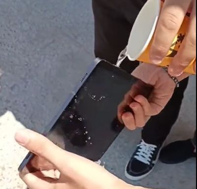 갤럭시탭S9으로 추정되는 태블릿의 방수 테스트 모습. /슬래시릭스