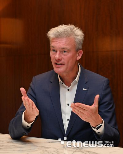 패트릭 오노 SAS 글로벌 마케팅 수석 부사장이 전자신문과 인터뷰하고 있다.