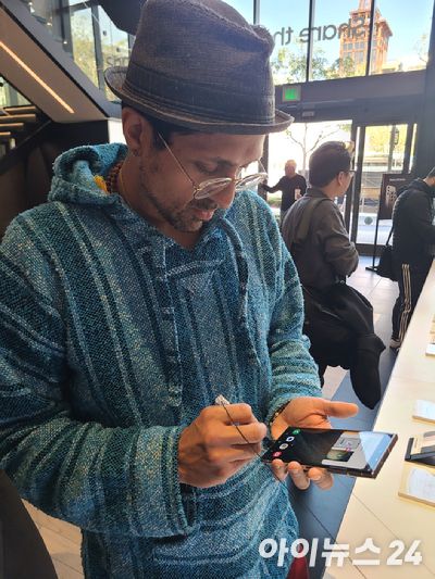 배우 수밋 당(Sumeet Dang)이 갤럭시 익스피리언스 스토어 인 LA에서 '갤럭시S23 울트라'를 살펴보고 있다. [사진=장유미 기자]