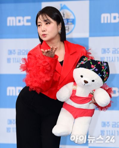 개그우먼 박나래가 2023년 서울 마포구 MBC 골든마우스홀에서 열린 MBC '나 혼자 산다' 10주년 기념 기자간담회에서 포즈를 취하고 있다. [사진=정소희 기자]