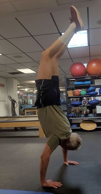 미국의 한 70대 남성이 물구나무서기를 성공한 최고령자로 기네스 세계기록에 공식 등재됐다. 사진은 그 주인공인 폴 버드라인이 물구나무서기를 하는 모습. [사진=기네스월드레코드]