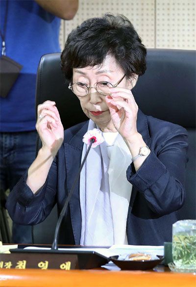 30일 오전 서울 중구 국가인권위원회에서 열린 제26차 상임위원회에서 최영애 위원장이 발언을 하고 있다. [한주형 기자]