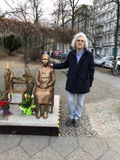 베를린 소녀상 앞에서 사진을 찍은 알론 하렐 교수. [사진 제공 = 이진희 교수]