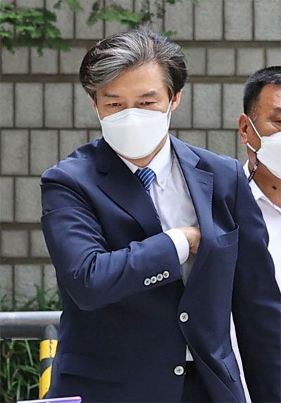 조국 전 법무부 장관이 지난 9일 오후 서울 서초구 서울중앙지법에서 열린 1심 속행 공판에 출석하고 있다. [사진 제공 = 연합뉴스]