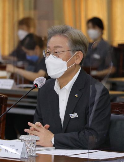 이재명 경기도지사가 지난 20일 오후 경기도청 제1회의실에서 열린 `2021 더불어민주당 경기도 예산정책협의회`에서 인사말을 하고 있다. [사진 제공 = 연합뉴스]