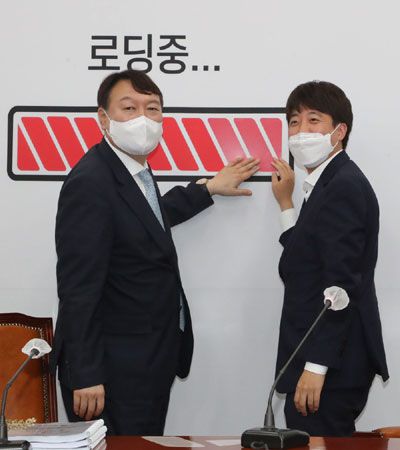 국민의힘에 입당한 윤석열 예비후보(왼쪽)가 2일 오전 여의도 국회에서 이준석 대표를 접견한 후 대선주자들의 완전 충전을 의미하는 퍼포먼스를 하고 있다. [이승환 기자]