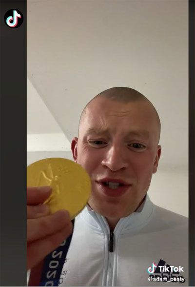 도쿄올림픽 남자 수영 평영 100m 금메달리스트인 애덤 피티 선수가 틱톡에서 메달 인증을 하고 있다.